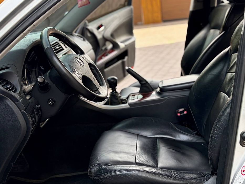 Продам Lexus IS220d