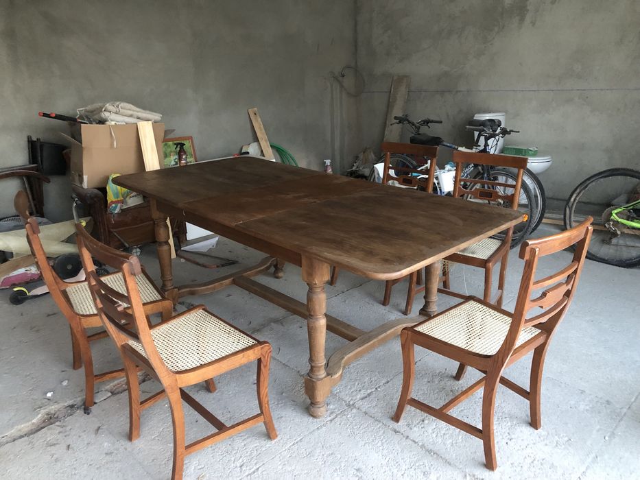 Vendo mesa de madeira maciça mais 6 cadeiras