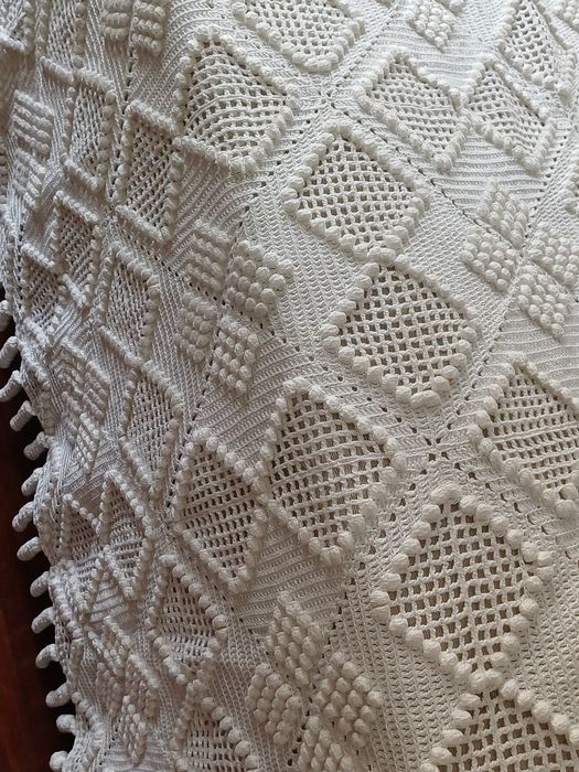 Colcha de renda feita à mão – 210×200 cm – peça única e artesanal