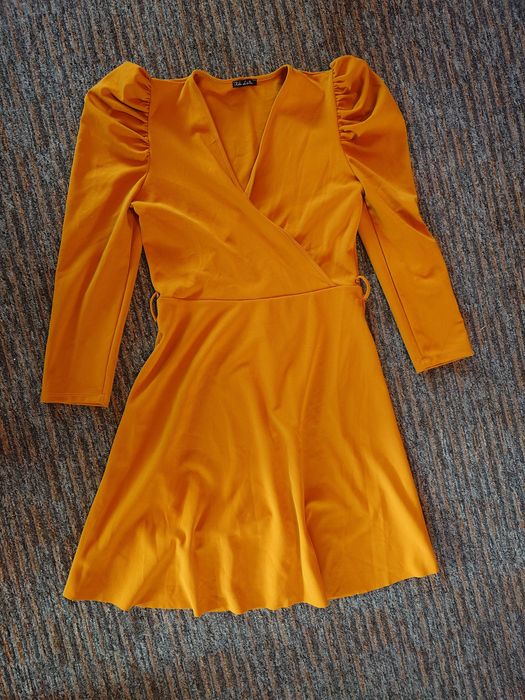 Sukienka 42-44 / XL / bufki na rekawach, rozkloszowany dół