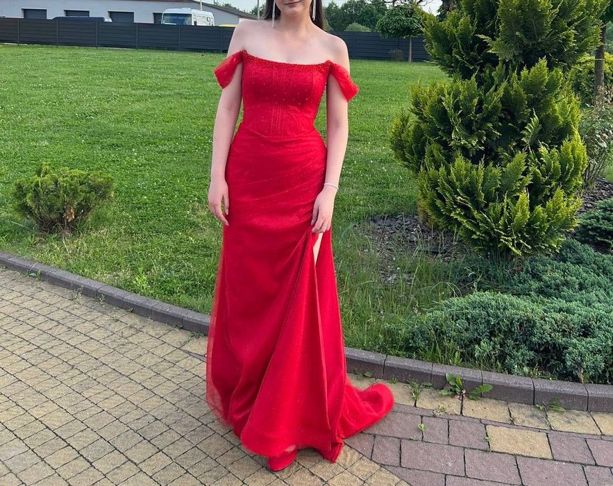 Червона випускна сукня
