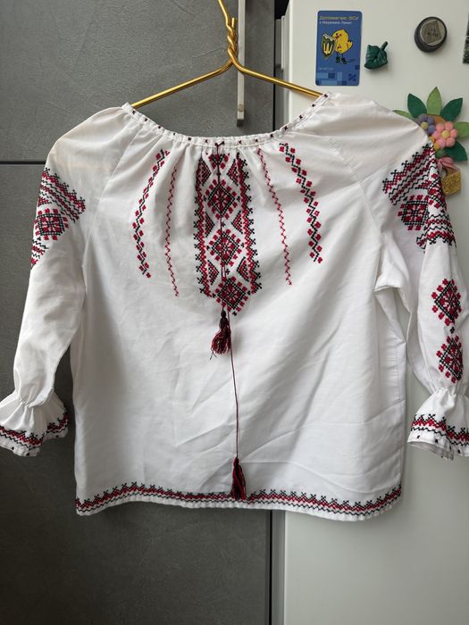 Продам вишиванку з ручною вишивкою.