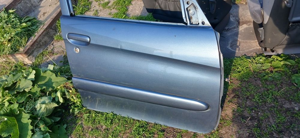 Продам передні праві двері сітроен ксара пікассо 2008 року