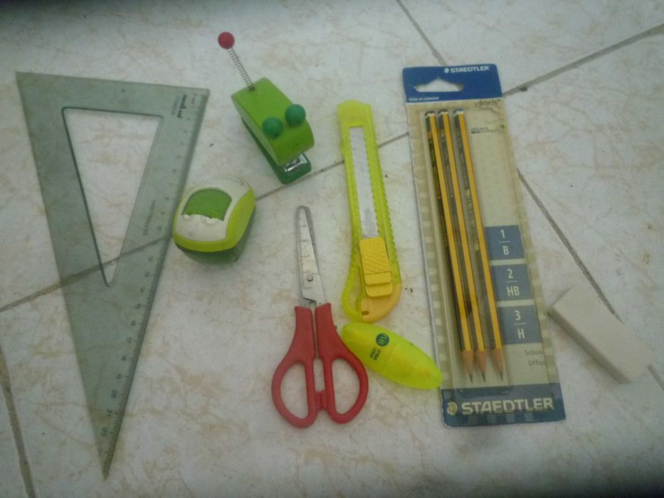 Material escolar e dossier arquivador /cada