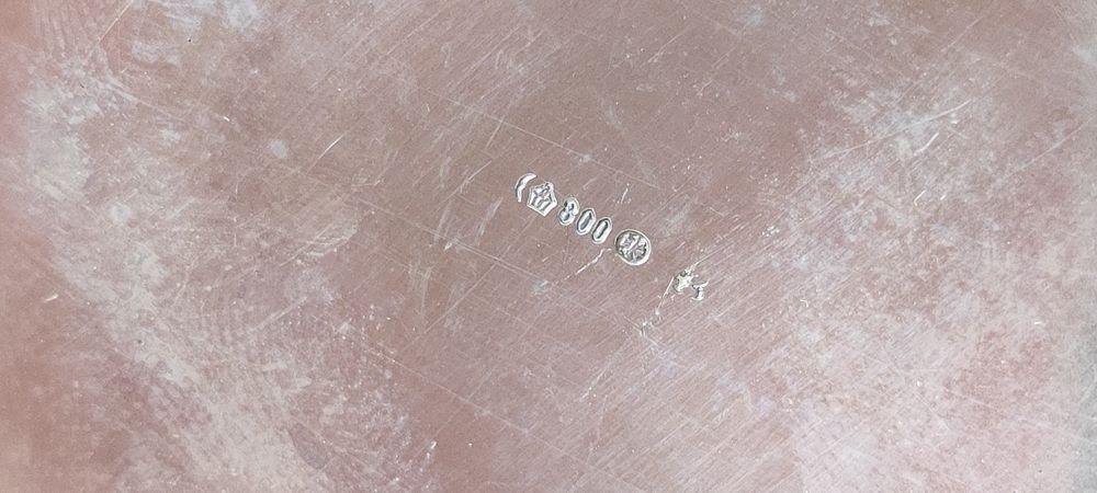 Zabytkowa bogato zdobiona cukiernica wykonana ze srebra próby 800