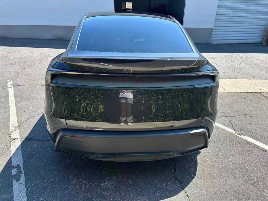 Tesla Model Y Premium      2026