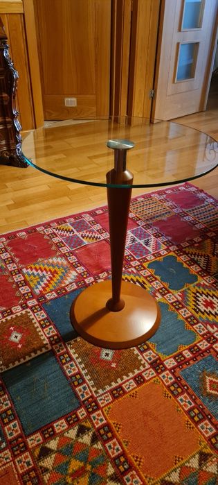 Mesa de apoio redonda com pé em madeira