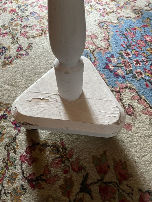 Kwietnik bialy drewniany