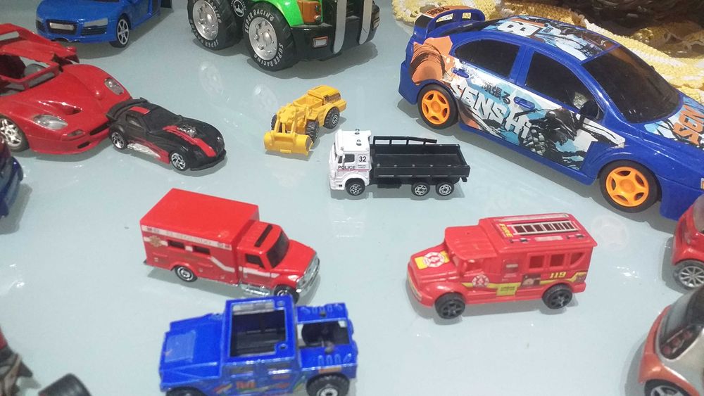 Lote de 50carrinhos uns em ferro outros em plástico
