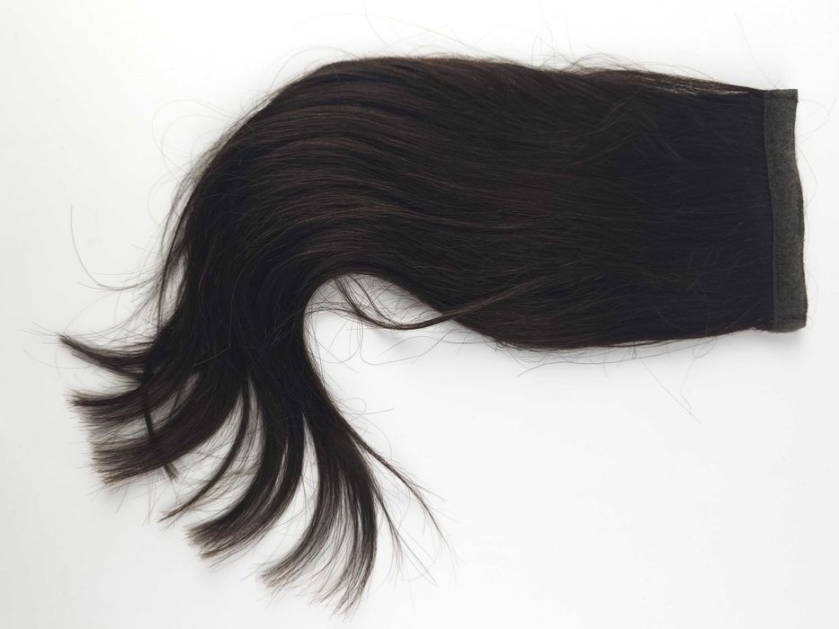 Brązowe sztuczne doczepiane włosy.