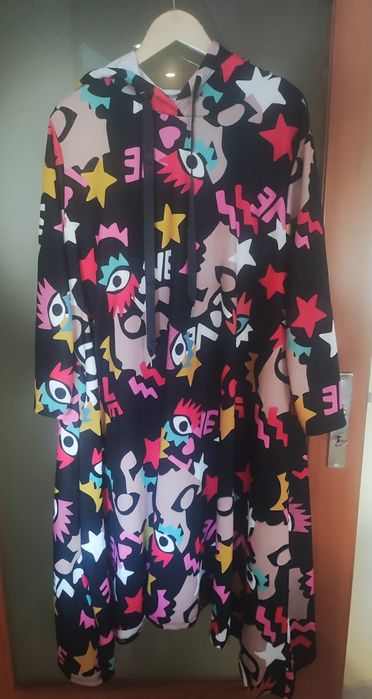 Vestido com capuz