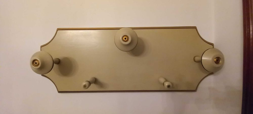 Mobiliário em madeira maciça com filete dourado