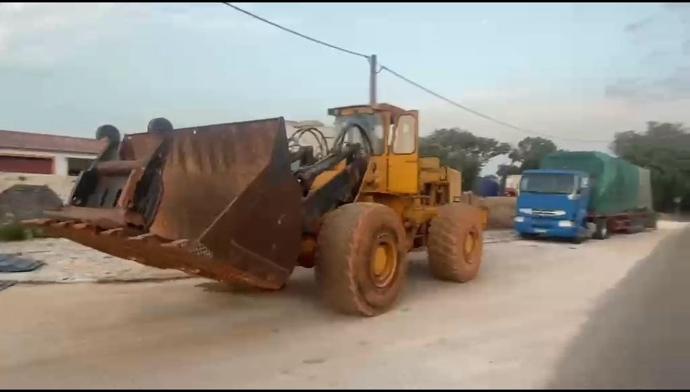Pá carregadora Volvo L160 garfos