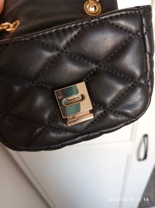 Czarna pikowana mini torebka złoty łańcuszek crossbody glam rock Mango