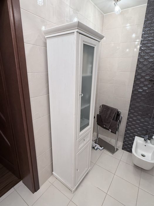 Witrynka wąska stan dobry.