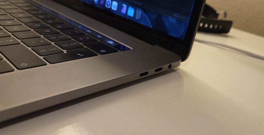 MacBook Pro 15" | i7 6-rdzeni | 16GB RAM | 512GB SSD | Radeon | BOX