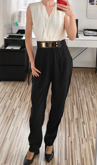 Szyfonowy kombinezon damski czarno-biały, z paskiem, S, AX Paris