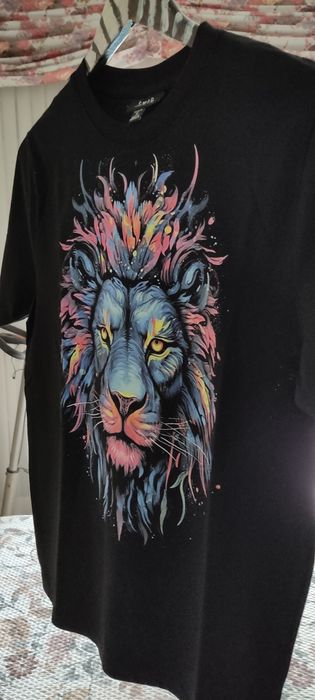 T-shirt leão colorido