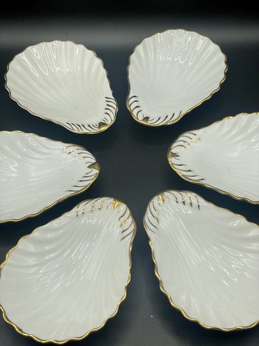 Lote de covilhetes em forma de concha em porcelana da Vista Alegre
