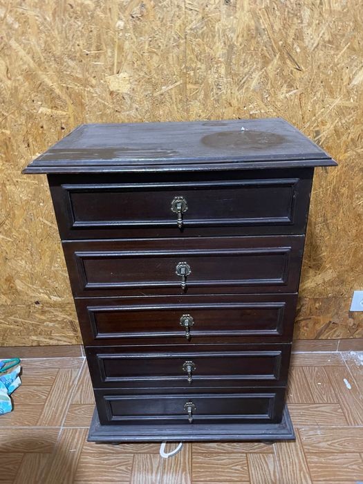 Móvel de quarto com 5 gavetas