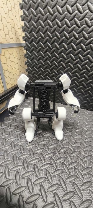 Uchwyt na telefon stojak robot, druk 3D czarno-biały