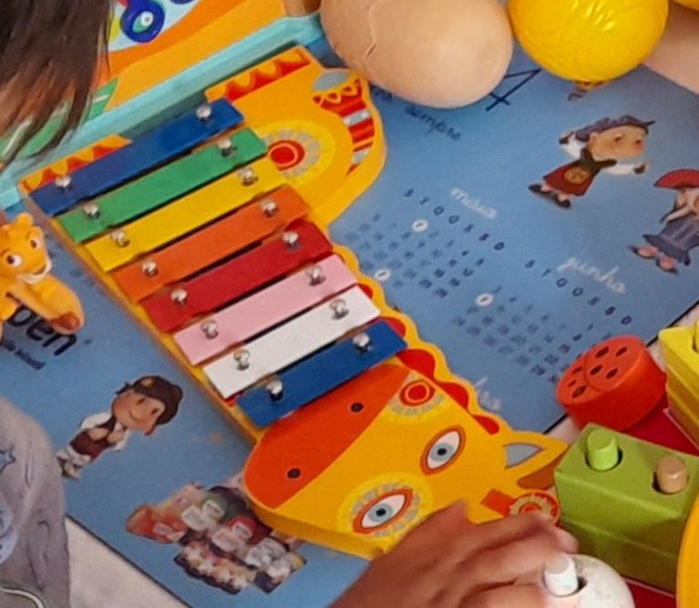 Piano girafa para criança