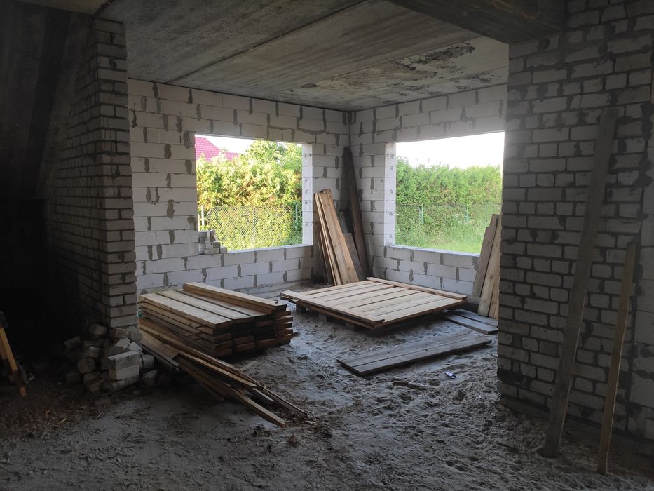 Двоповерховий будинок в селі Руська Поляна