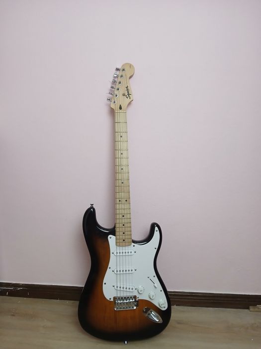 Guitarra elétrica Fender + amplificador + capotraste + capa