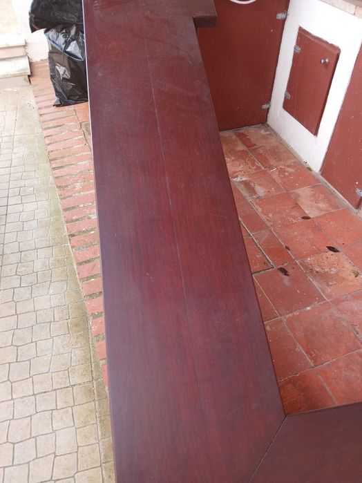Bar Rustico- Balcão portas oscilantes em mogno e placas metalicas.