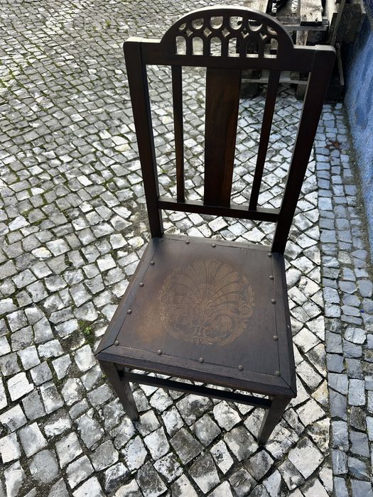 Cadeira individual de madeira