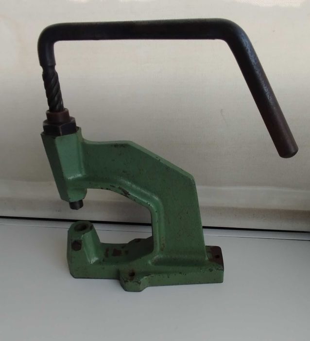 Antiga Prensa para rebites, de bancada