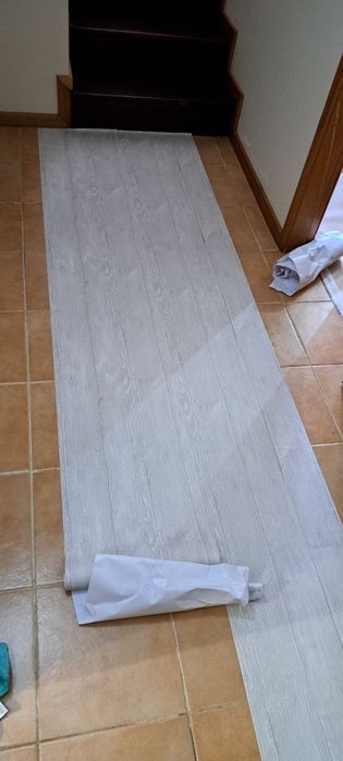 Aplicação de papel de parede e adesivo.