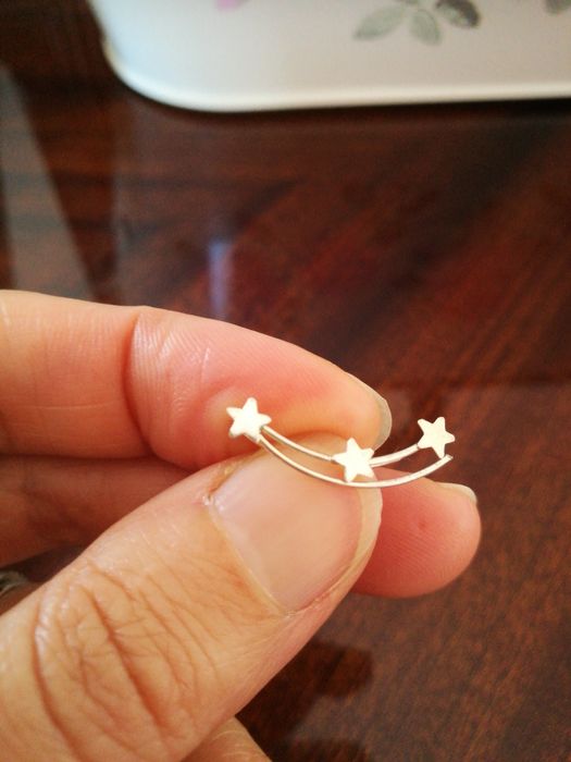 Brinco earcuff de prata com estrelas