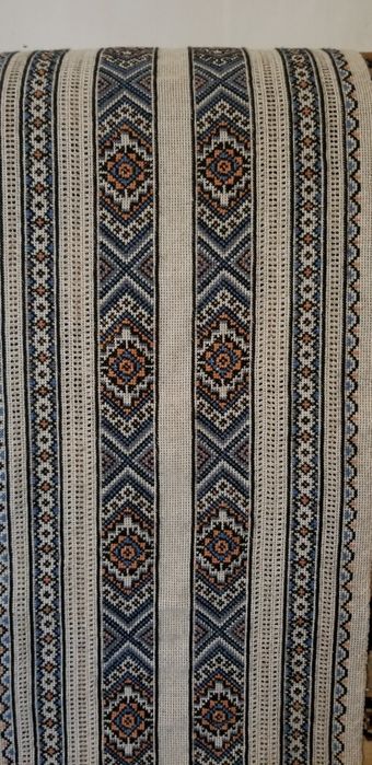 Вишивка на чоловічу вишиванку...сірому полотні