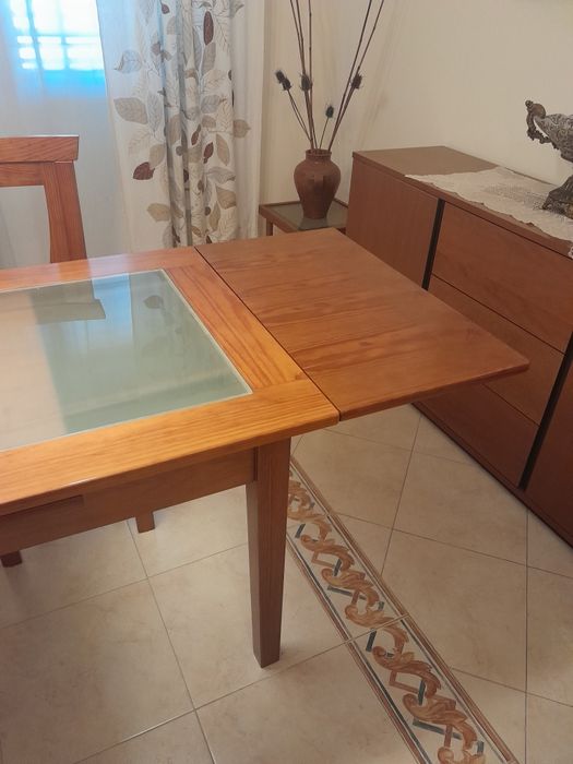 Conjunto mesa e quatro cadeiras.