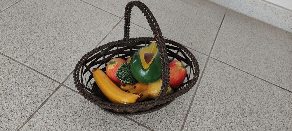 Cesta em metal com frutos em cerâmica