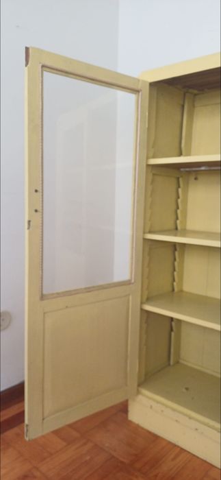 Móvel vitrine em madeira pintada