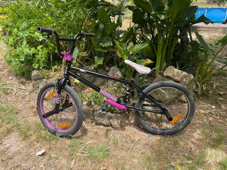 Bicicleta BMX com travões, muito bom estado e com pouco uso.