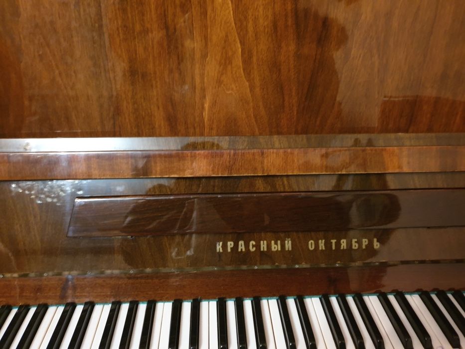 Пианино Красный октябрь