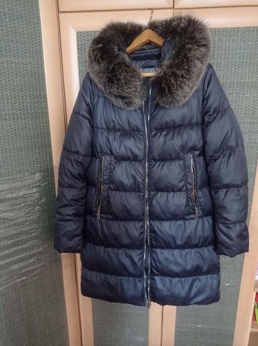 Черний пуховик зима с капюшоном.