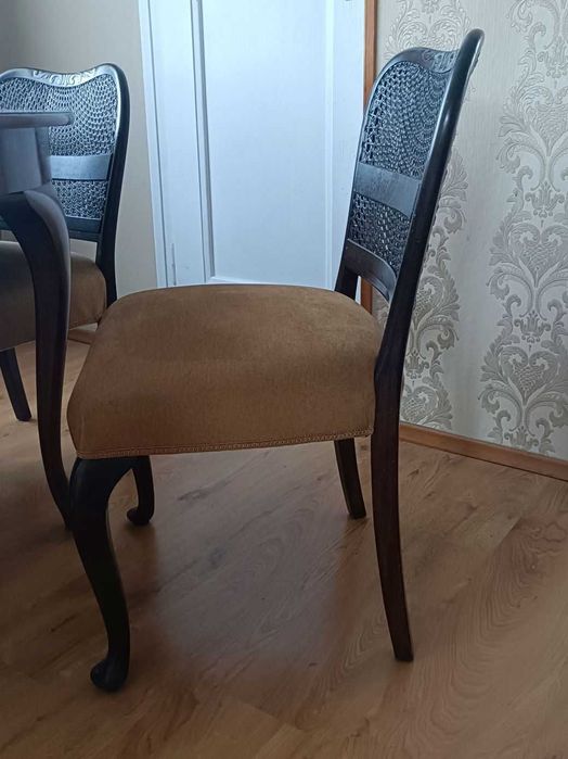 Stół rozkładany z 4 krzesłami w stylu Chippendale