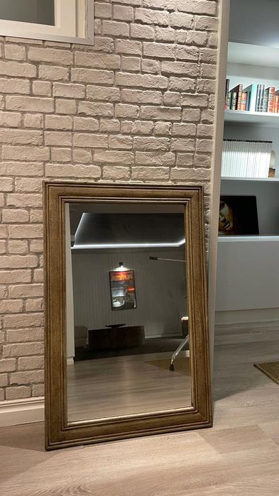 Espelho de madeira danificado