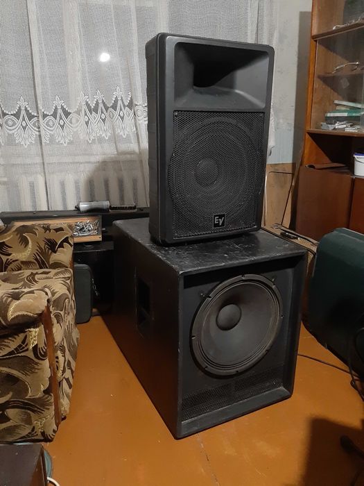 Две колонки E V с динамиками EVS 15 L 14000