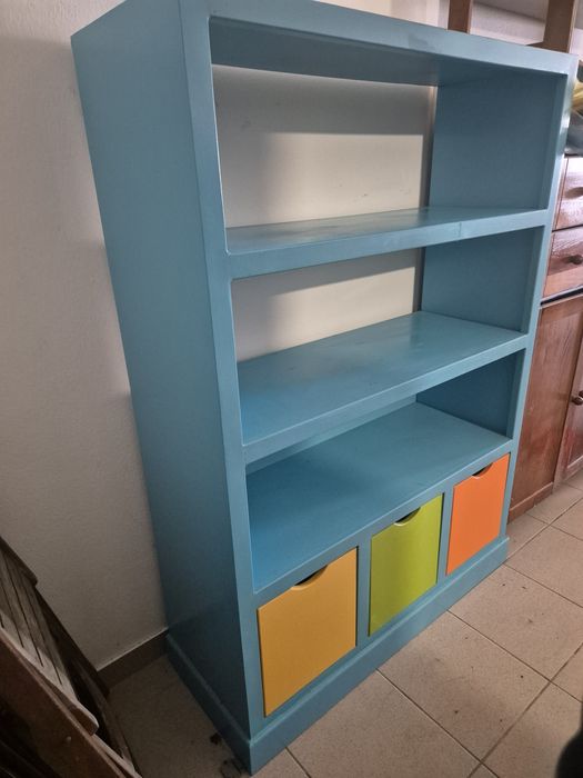 Estantes em pinho maciço