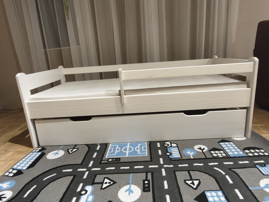 Łóżko dziecięce z materacem 160x70 dywan gratis