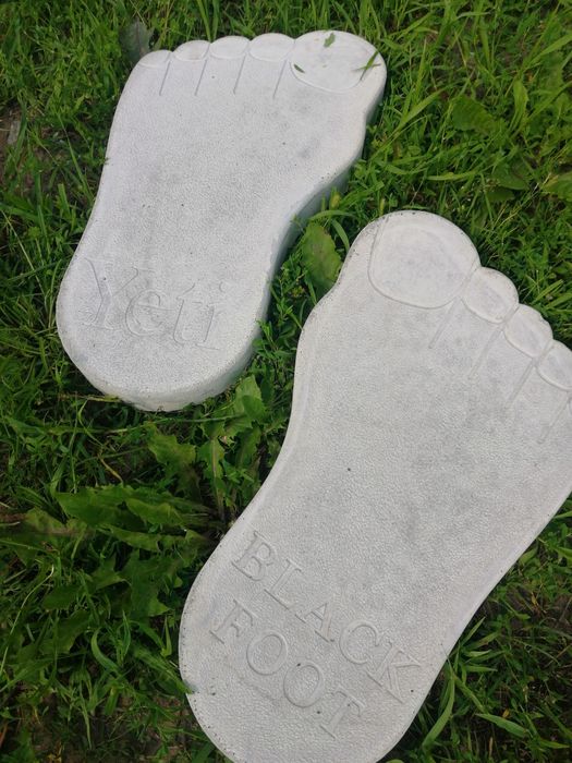 Stopy  z betonu na ścieżkę