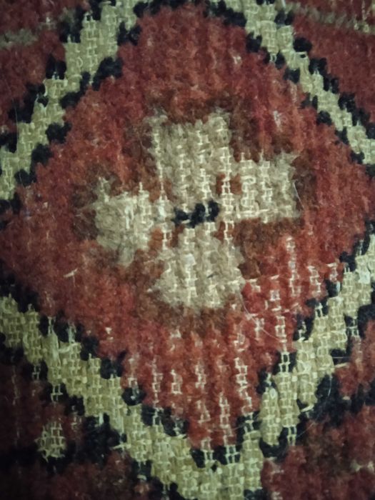 Продам очень старый ковер фабричной работы