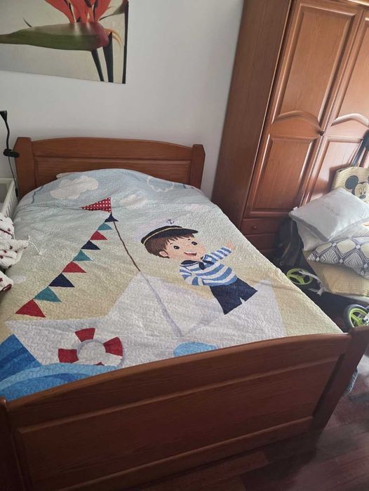 Mobiliário de quarto (cama, mesas de cabeceira e cómoda)