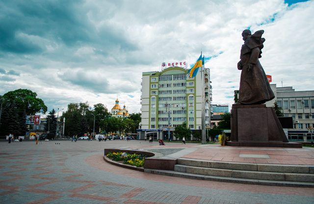 Рівне подобово в центрі . Незабутній краєвид з балкона! 3 кім.