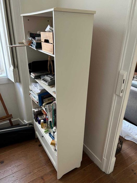 Estante branca IKEA com 4 prateleiras e 1 gaveta